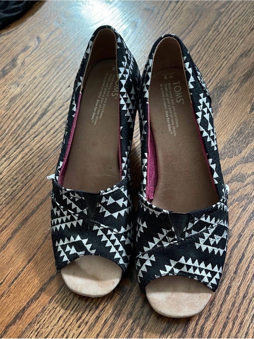 TOMS Women's Black & White Geometric Peep-Toe Flats Sz 9